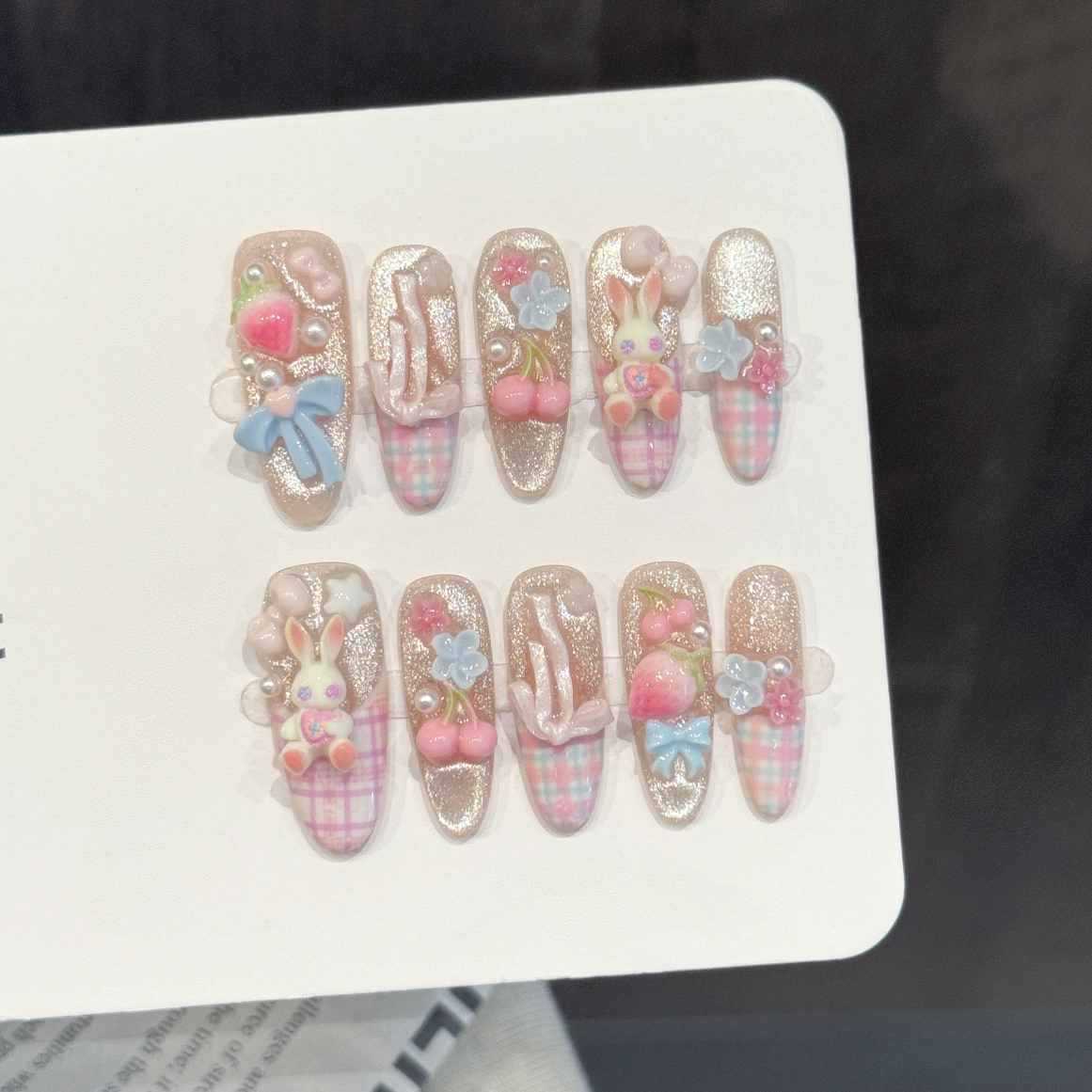 Pressed Flower Art - 10個入りオーバル型ハンドメイドつけ爪、ライトブルーの花柄ベア、柔らかな光沢の白いウサギとベリー、パーティーや普段使いに最適。