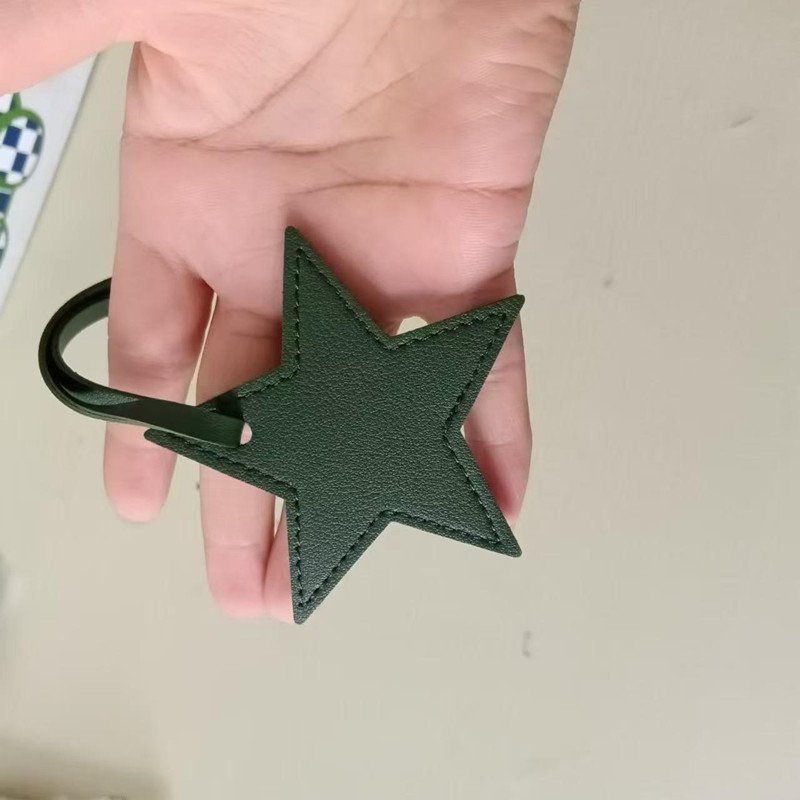無料イニシャル五芒星レザー荷物ペンダントスター pu レザー - Monogram Keychain Leather のレビューと価格
